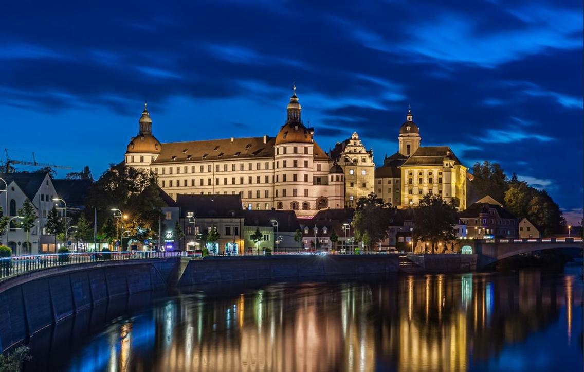 Neuburg Ferienwohnung Am Schloss Neuburg an Der Donau Exterior photo
